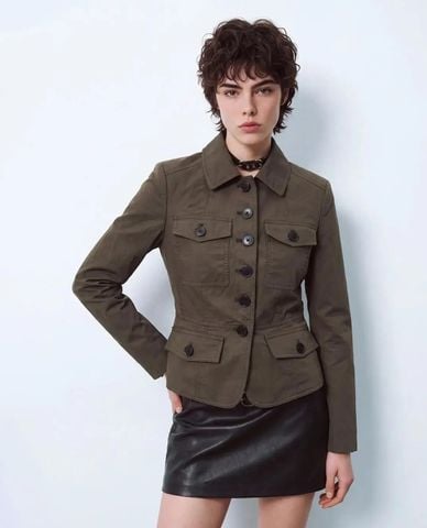  URBAN REVIVO - Áo khoác nữ một hàng nút chiết eo phối túi 
