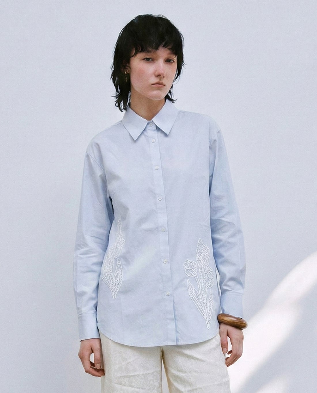 URBAN REVIVO - Áo sơ mi nữ cổ bẻ tay dài thêu hoa