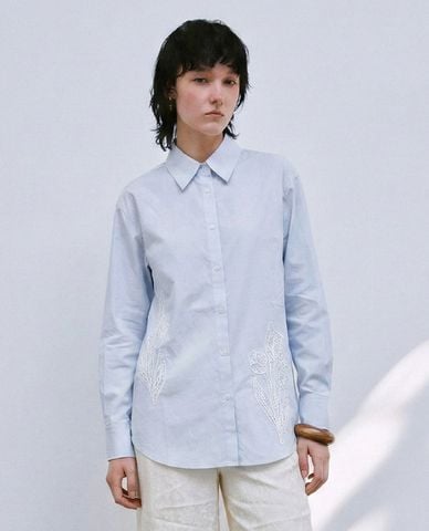  URBAN REVIVO - Áo sơ mi nữ cổ bẻ tay dài thêu hoa 