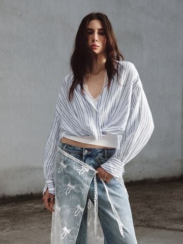  URBAN REVIVO - Áo sơ mi nữ cổ bẻ tay dài kẻ sọc 