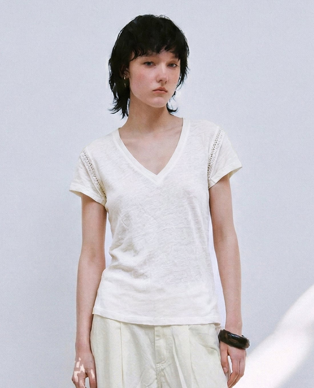 URBAN REVIVO - Áo thun nữ cổ V tay ngắn hiện đại