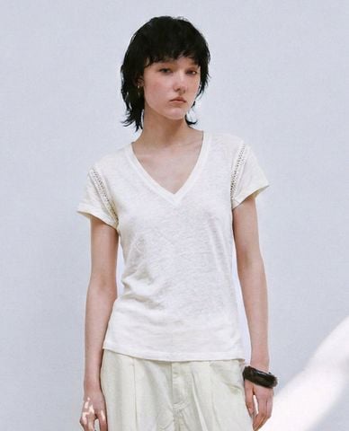  URBAN REVIVO - Áo thun nữ cổ V tay ngắn hiện đại 