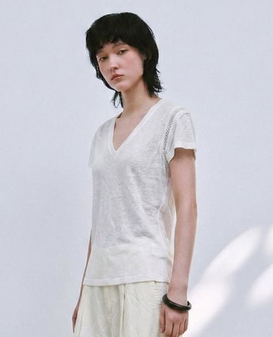  URBAN REVIVO - Áo thun nữ cổ V tay ngắn hiện đại 