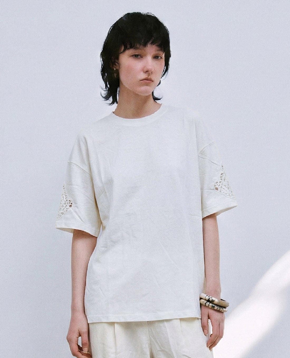 URBAN REVIVO - Áo thun nữ cổ tròn tay ngắn phối ren