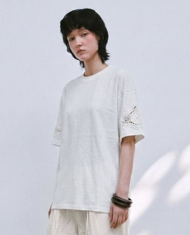  URBAN REVIVO - Áo thun nữ cổ tròn tay ngắn phối ren 