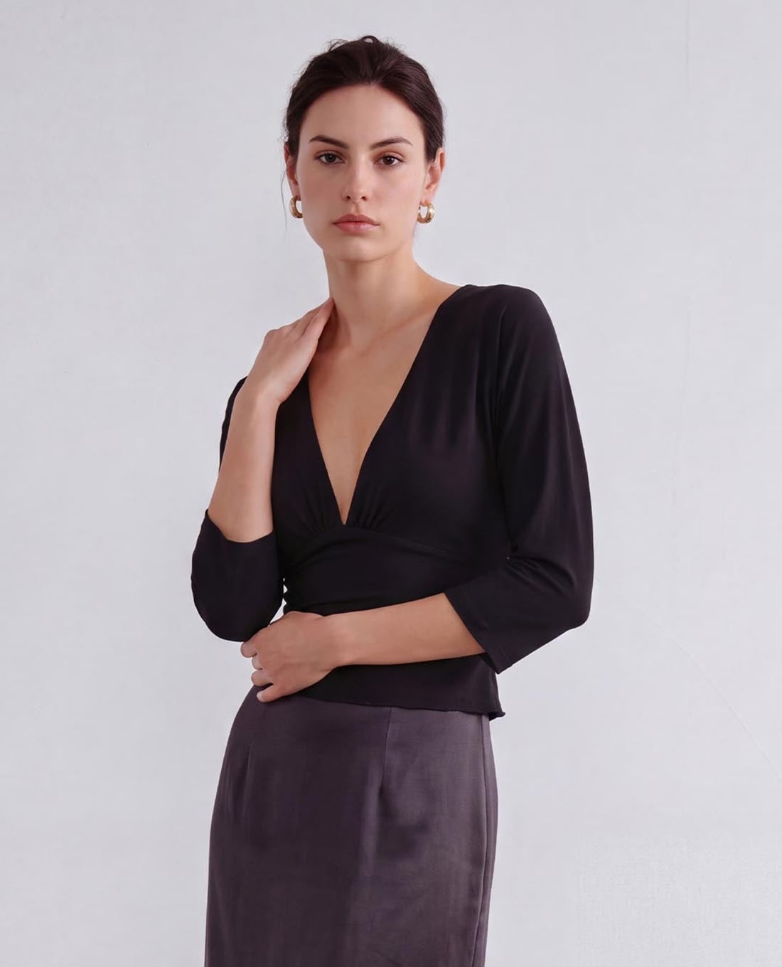 URBAN REVIVO - Áo kiểu nữ cổ V tay lỡ phom ôm