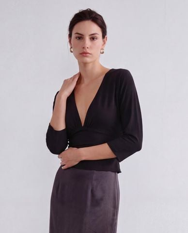 URBAN REVIVO - Áo kiểu nữ cổ V tay lỡ phom ôm 