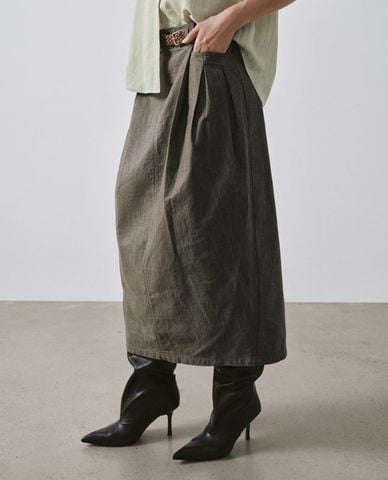  URBAN REVIVO - Chân váy denim midi dáng suông phối thắt lưng 