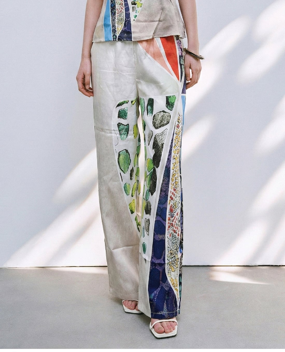 URBAN REVIVO - Quần ống rộng nữ in họa tiết nghệ thuật