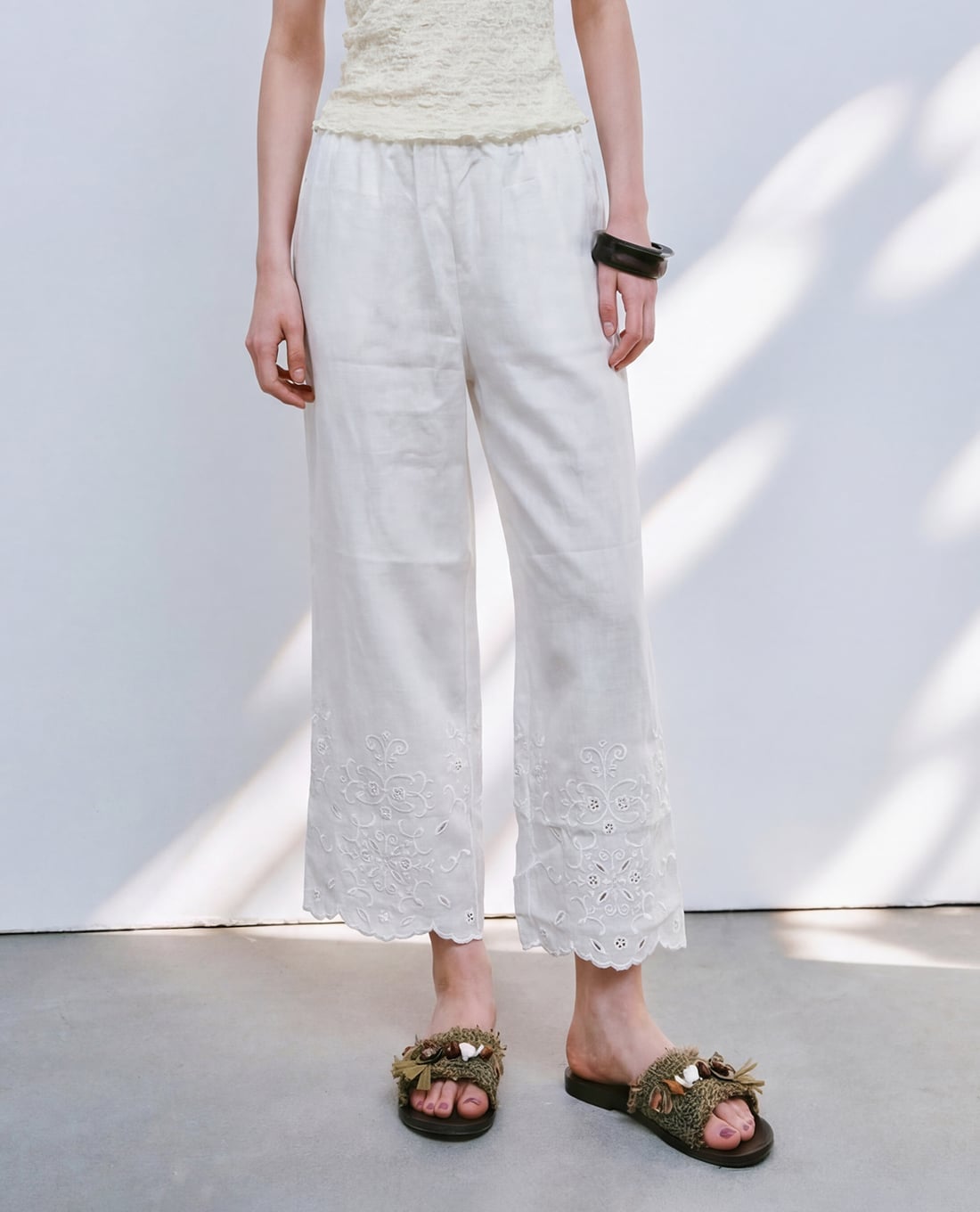 URBAN REVIVO - Quần nữ ống rộng thêu ren thanh lịch