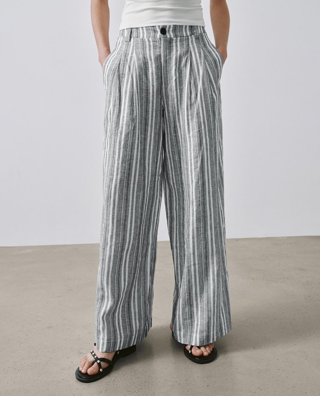 URBAN REVIVO - Quần nữ ống rộng kẻ sọc thanh lịch