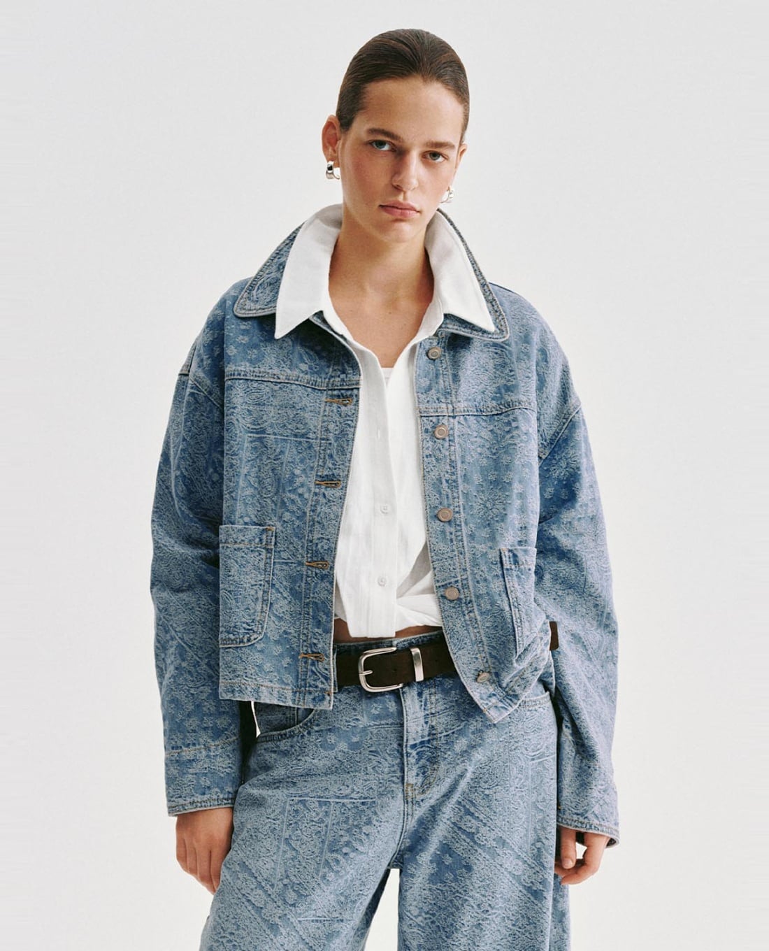 URBAN REVIVO - Áo khoác denim nữ cổ bẻ tay dài dệt họa tiết