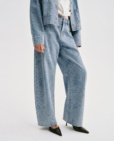  URBAN REVIVO - Quần jeans nữ ống rộng dệt họa tiết 