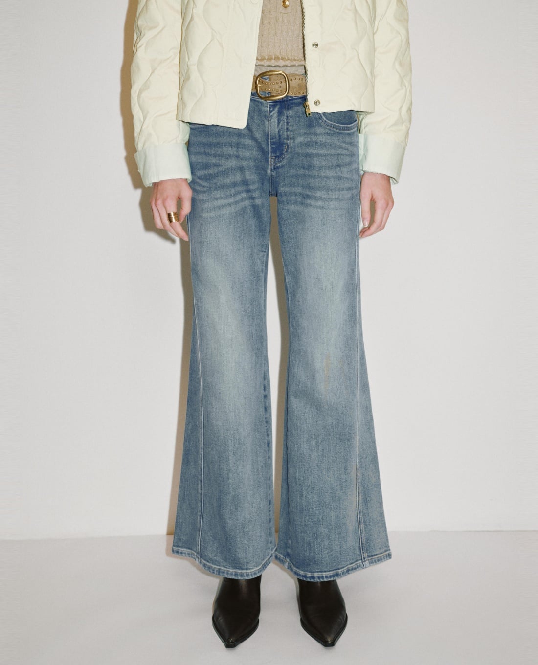 URBAN REVIVO - Quần jeans nữ ống loe kèm thắt lưng