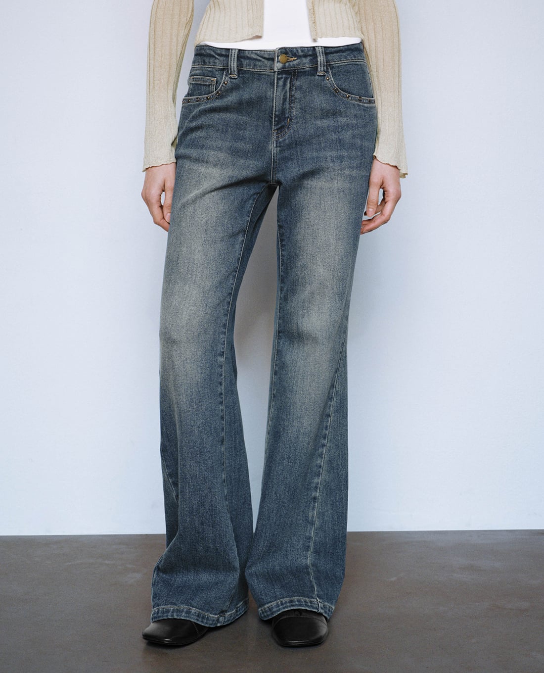 URBAN REVIVO - Quần jeans nữ ống loe wash bạc