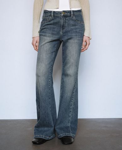  URBAN REVIVO - Quần jeans nữ ống loe wash bạc 