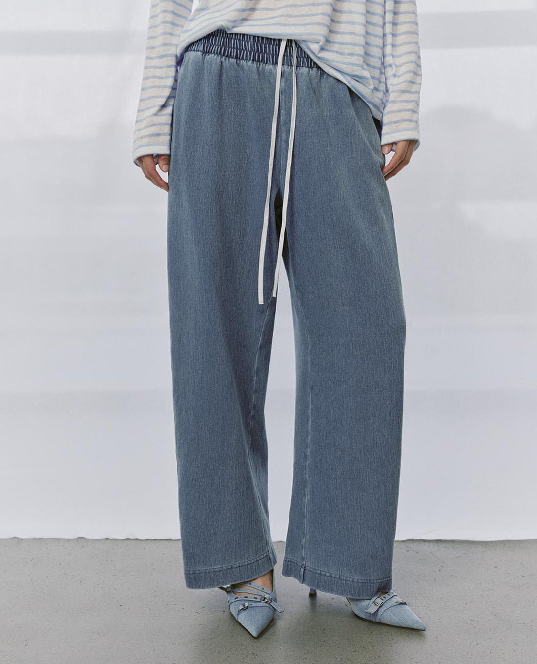 URBAN REVIVO - Quần jeans nữ ống rộng lưng thun phối dây rút