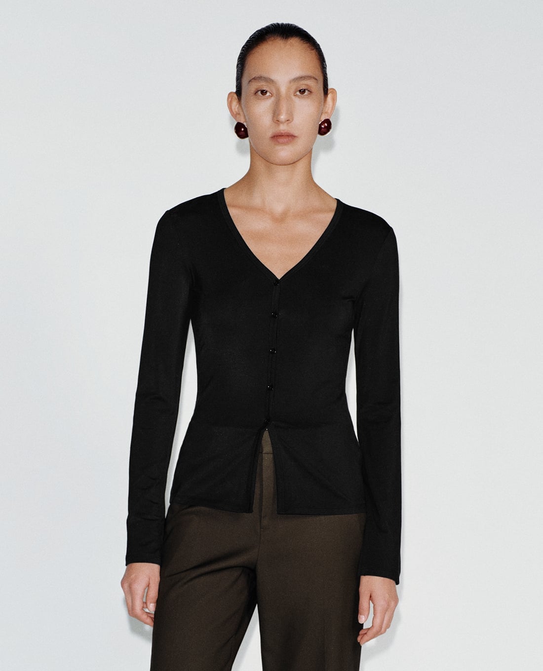 URBAN REVIVO - Áo dệt kim nữ cổ V tay dài phom ôm