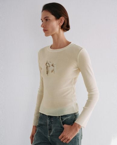  URBAN REVIVO - Áo thun nữ tay dài phom ôm in họa tiết 