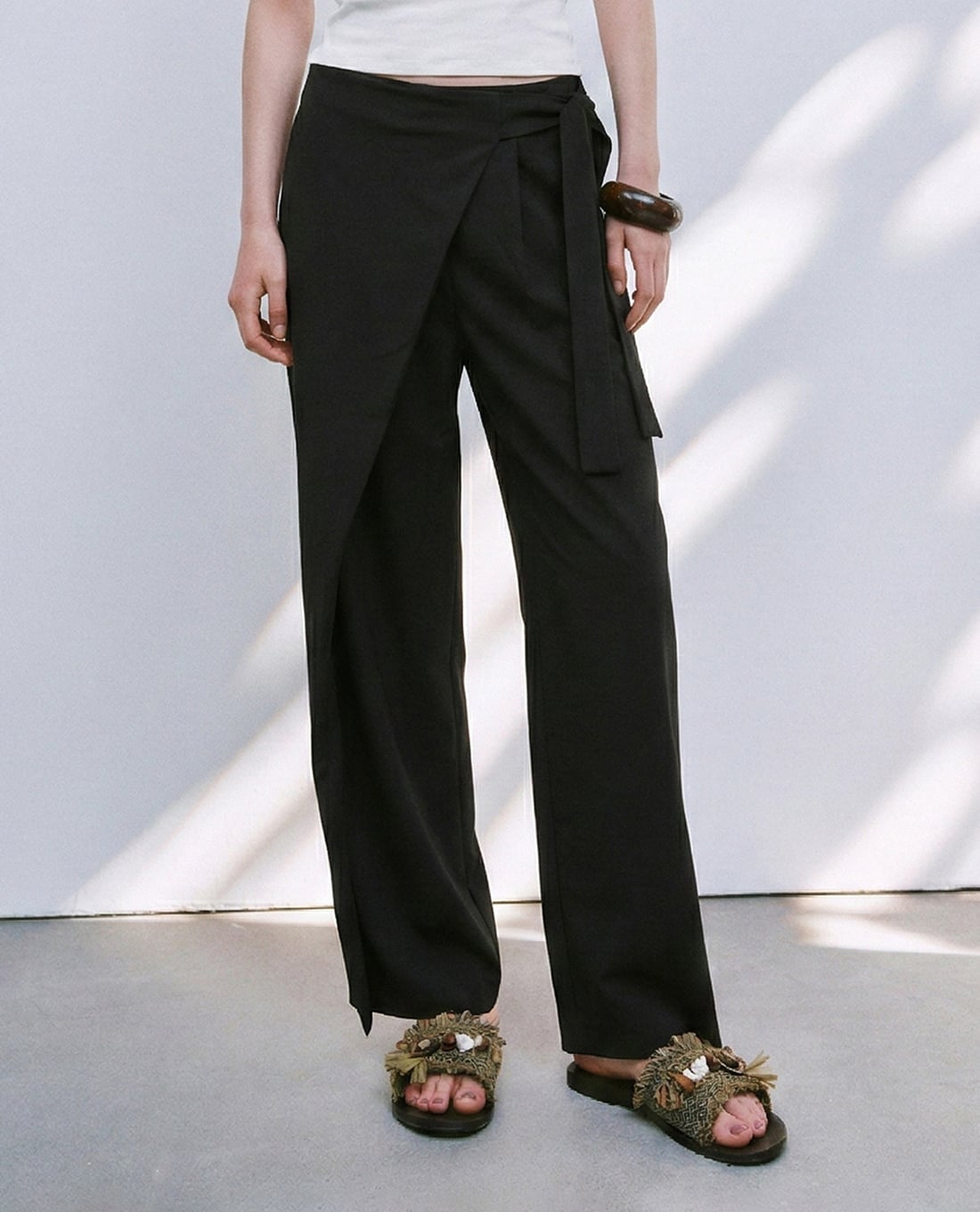 URBAN REVIVO - Quần nữ ống rộng phối vạt đắp chéo