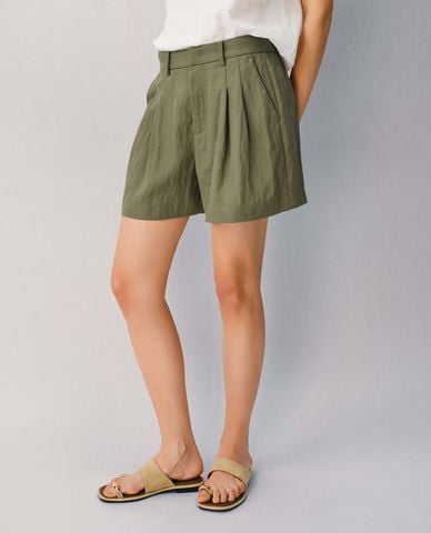  URBAN REVIVO - Quần short nữ ống rộng xếp li 
