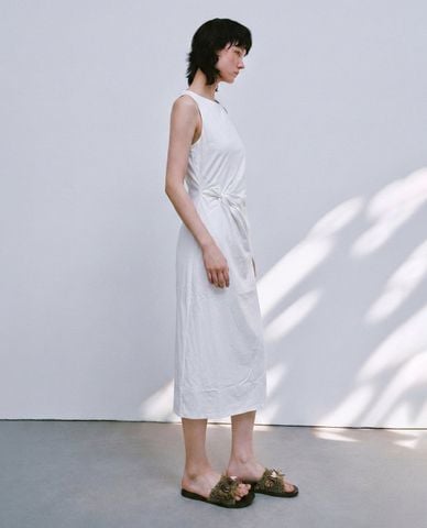  URBAN REVIVO - Đầm sát nách midi chiết eo 