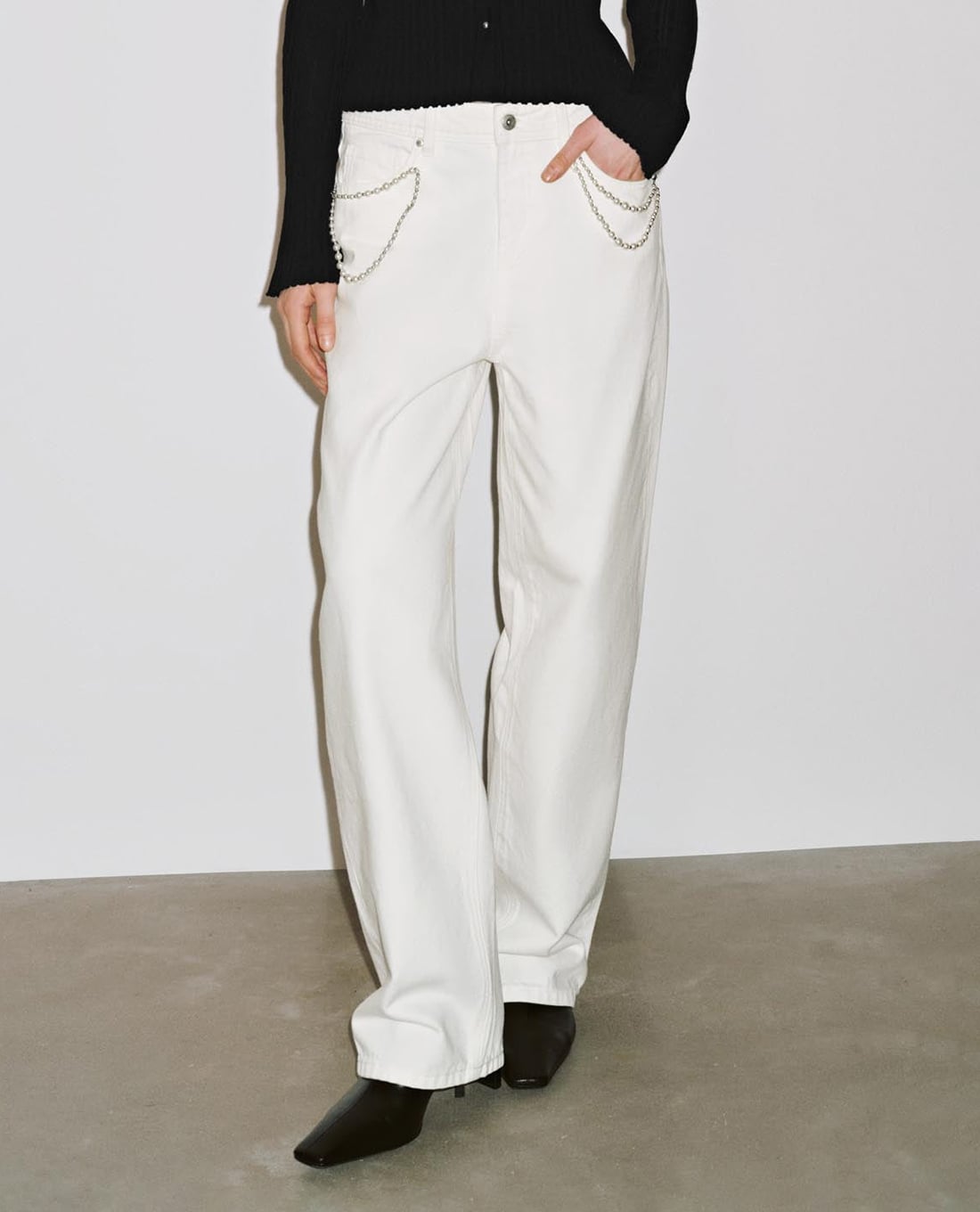 URBAN REVIVO - Quần jeans nữ ống rộng phối dây xích