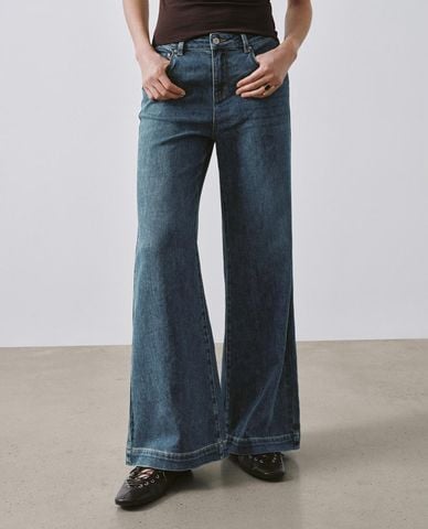  URBAN REVIVO - Quần jeans nữ ống loe thời thượng 