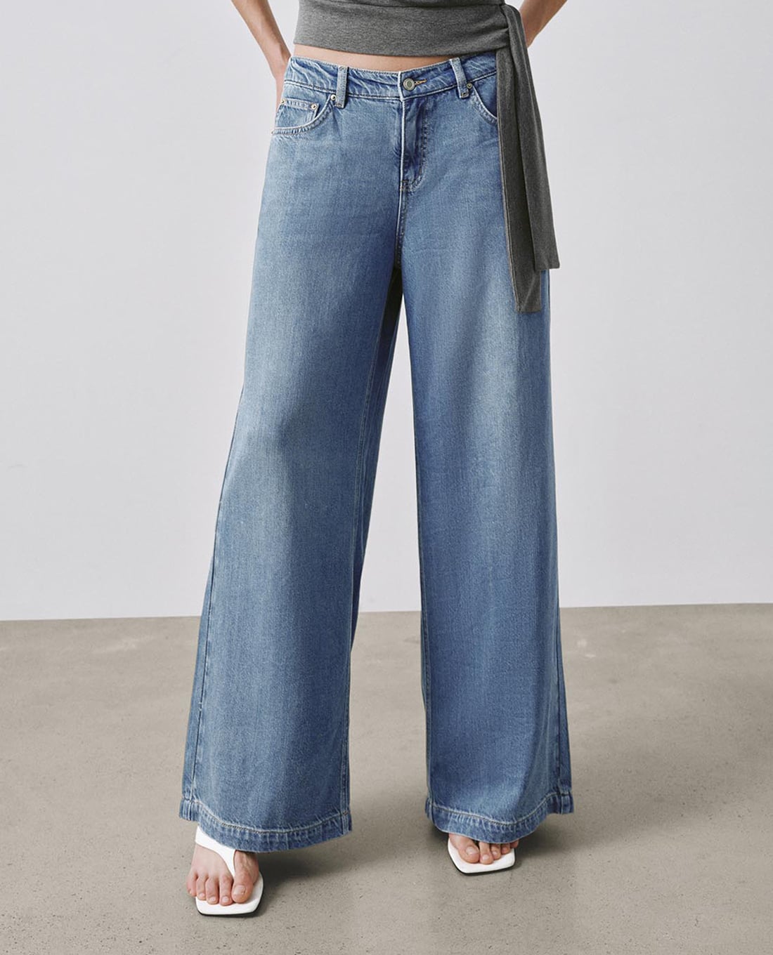 URBAN REVIVO - Quần jeans nữ ống rộng wash bạc