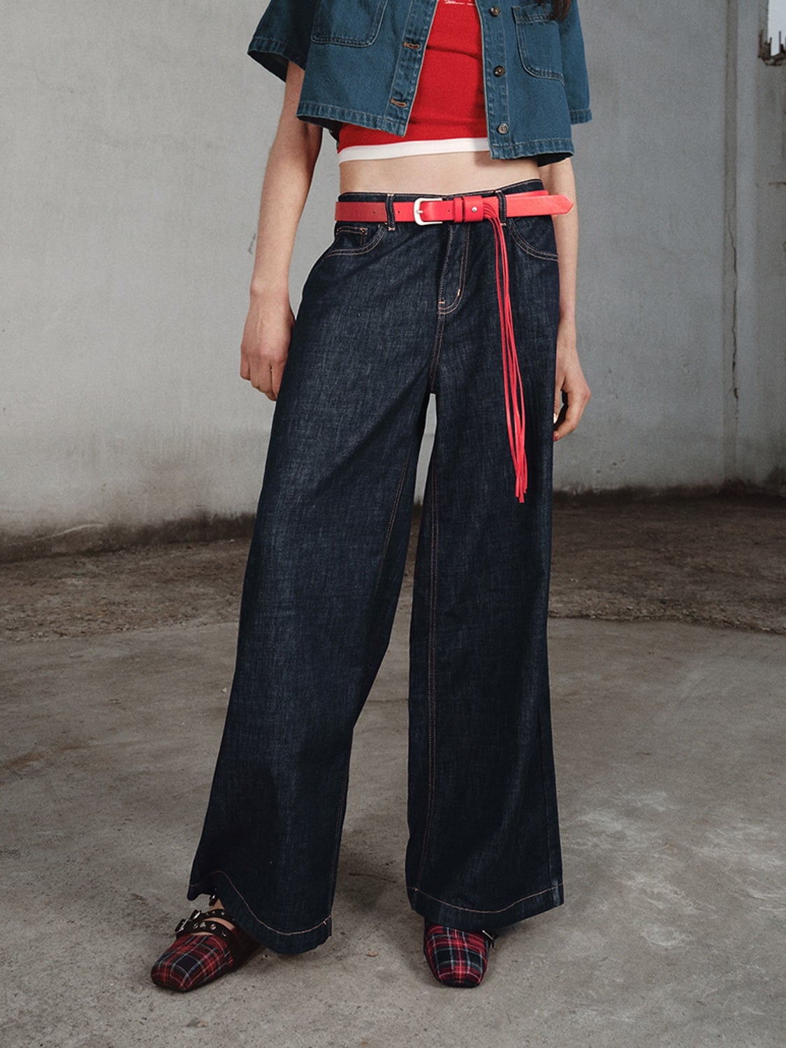 URBAN REVIVO - Quần jeans nữ ống rộng cổ điển