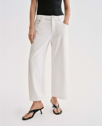  URBAN REVIVO - Quần jeans nữ ống rộng dáng cong 