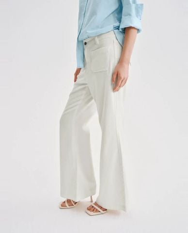  URBAN REVIVO - Quần jeans nữ ống loe phối túi cổ điển 