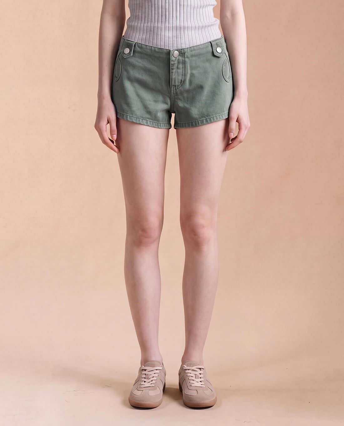 URBAN REVIVO - Quần short jeans nữ phối túi viền tròn
