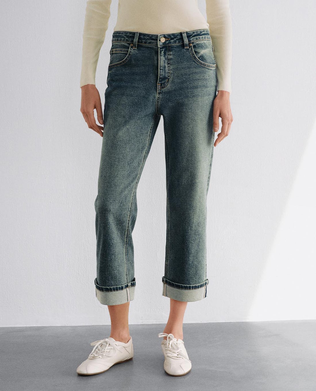 URBAN REVIVO - Quần jeans nữ ống đứng xắn gấu