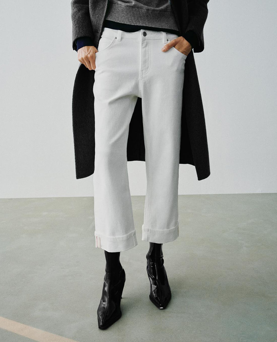 URBAN REVIVO - Quần jeans nữ ống đứng xắn gấu