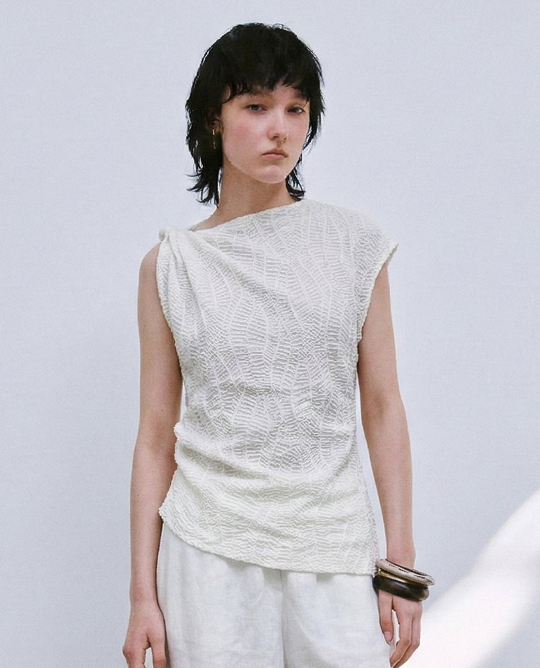 URBAN REVIVO - Áo kiểu nữ sát nách họa tiết dập nổi