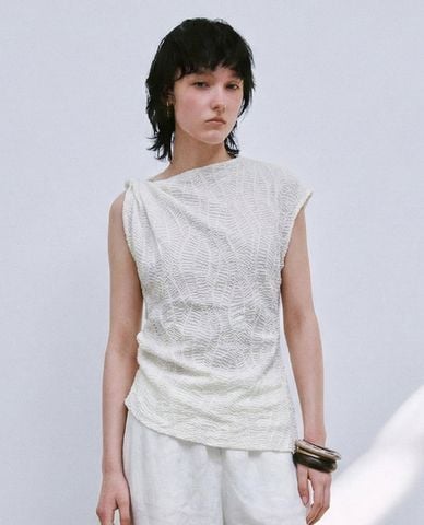  URBAN REVIVO - Áo kiểu nữ sát nách họa tiết dập nổi 