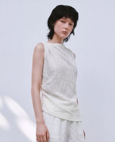  URBAN REVIVO - Áo kiểu nữ sát nách họa tiết dập nổi 