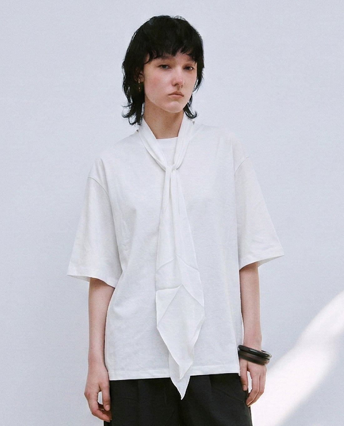 URBAN REVIVO - Áo kiểu nữ tay ngắn phối khăn buộc cổ