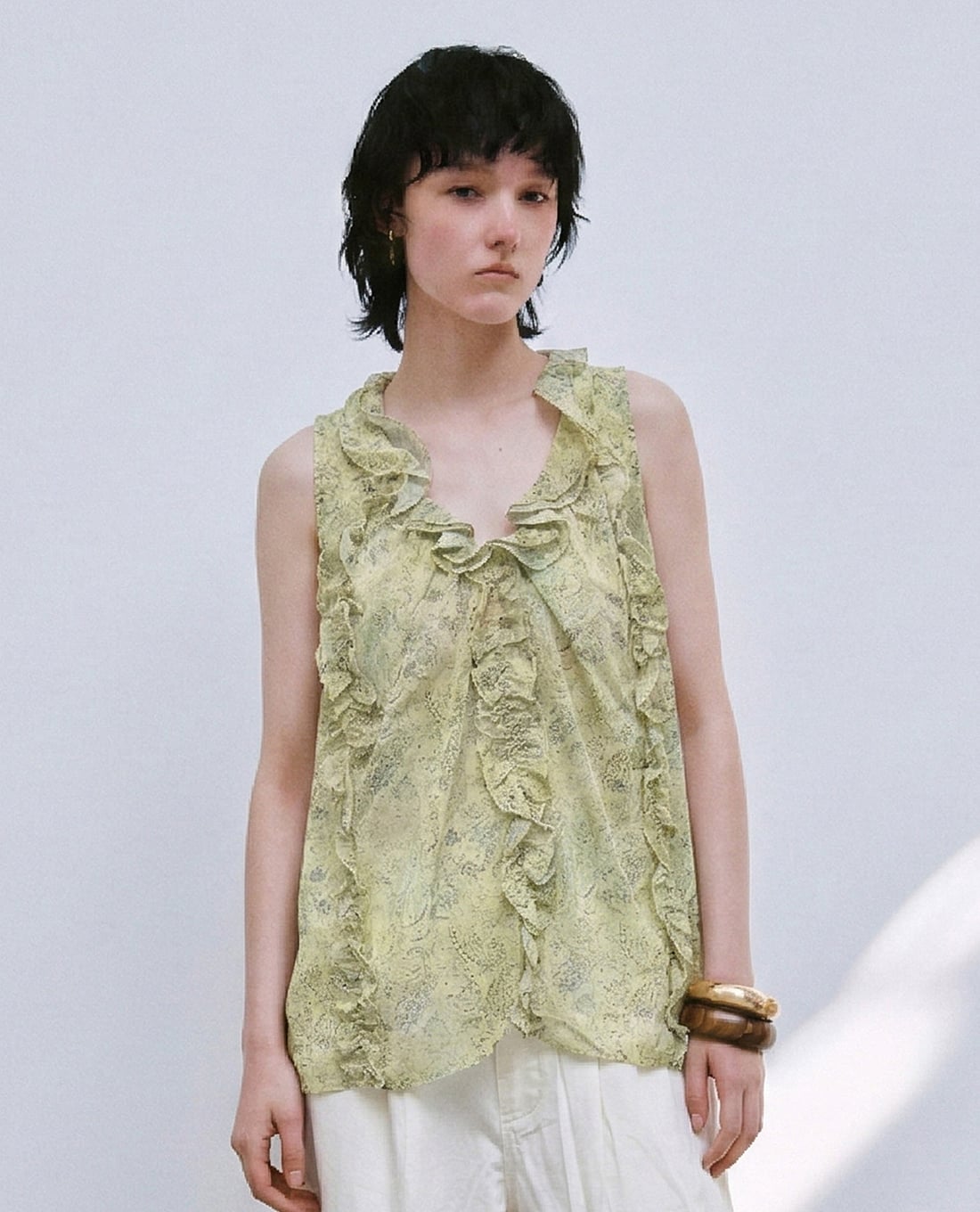 URBAN REVIVO - Áo kiểu nữ sát nách bèo nhún họa tiết