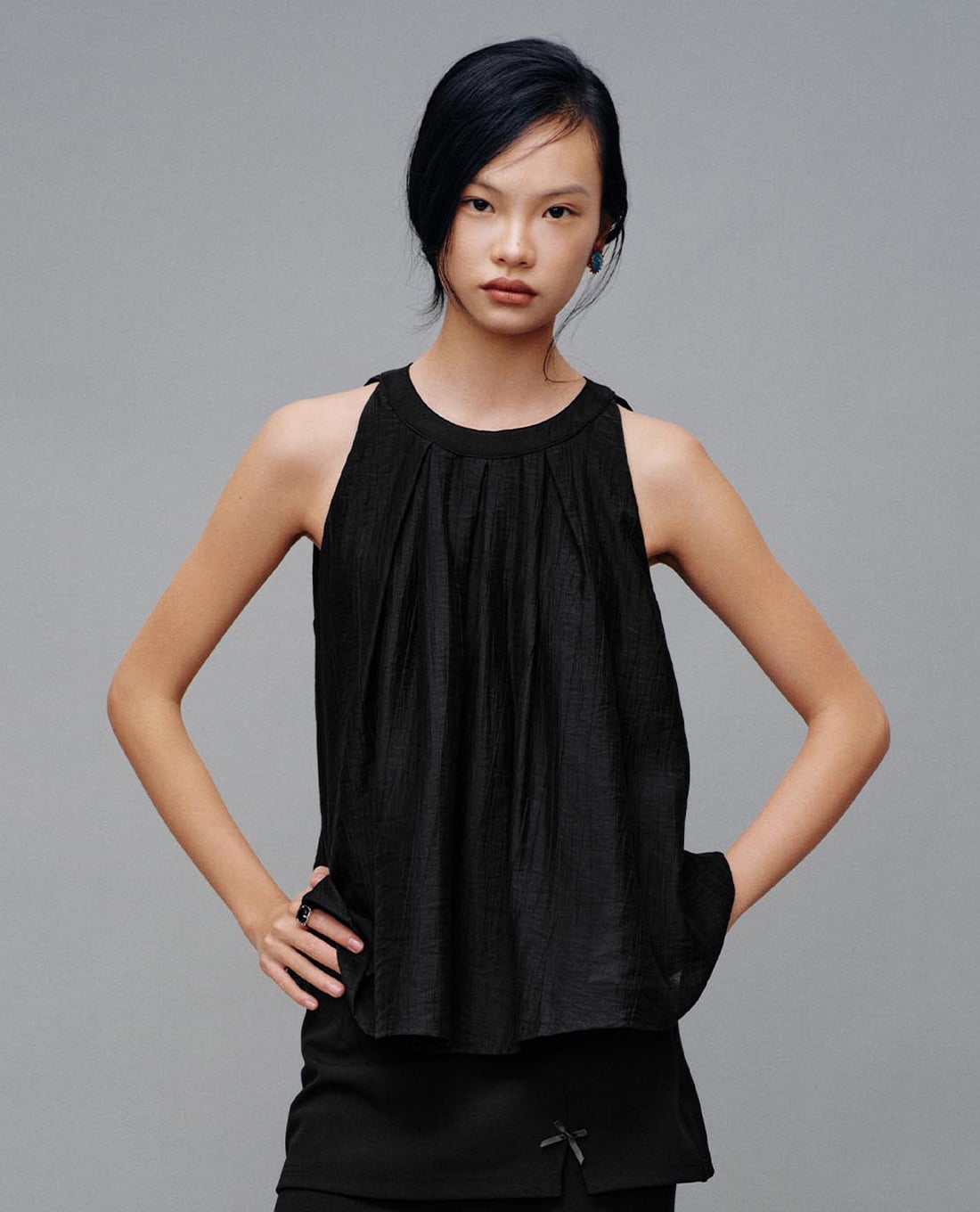 URBAN REVIVO - Áo sát nách nữ cổ tròn xếp li dáng xòe