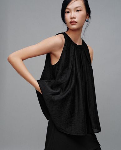  URBAN REVIVO - Áo sát nách nữ cổ tròn xếp li dáng xòe 