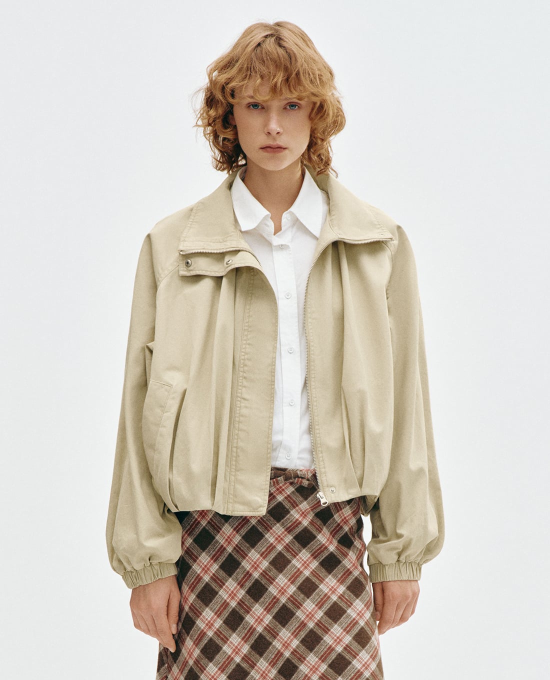 URBAN REVIVO - Áo khoác bomber nữ cổ cao tay dài xếp li