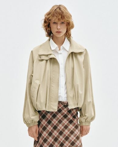  URBAN REVIVO - Áo khoác bomber nữ cổ cao tay dài xếp li 