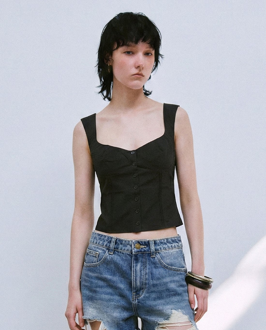 URBAN REVIVO - Áo croptop nữ cổ vuông hiện đại