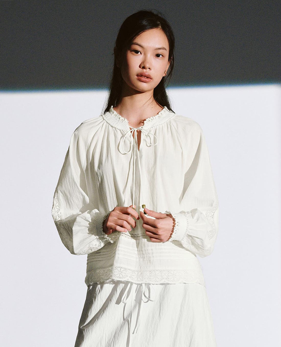 URBAN REVIVO - Áo kiểu nữ tay phồng cổ buộc dây phối ren