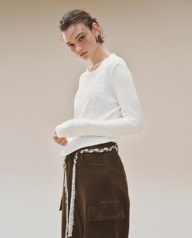 URBAN REVIVO - Áo thun nữ cổ tròn tay ngắn thêu họa tiết 
