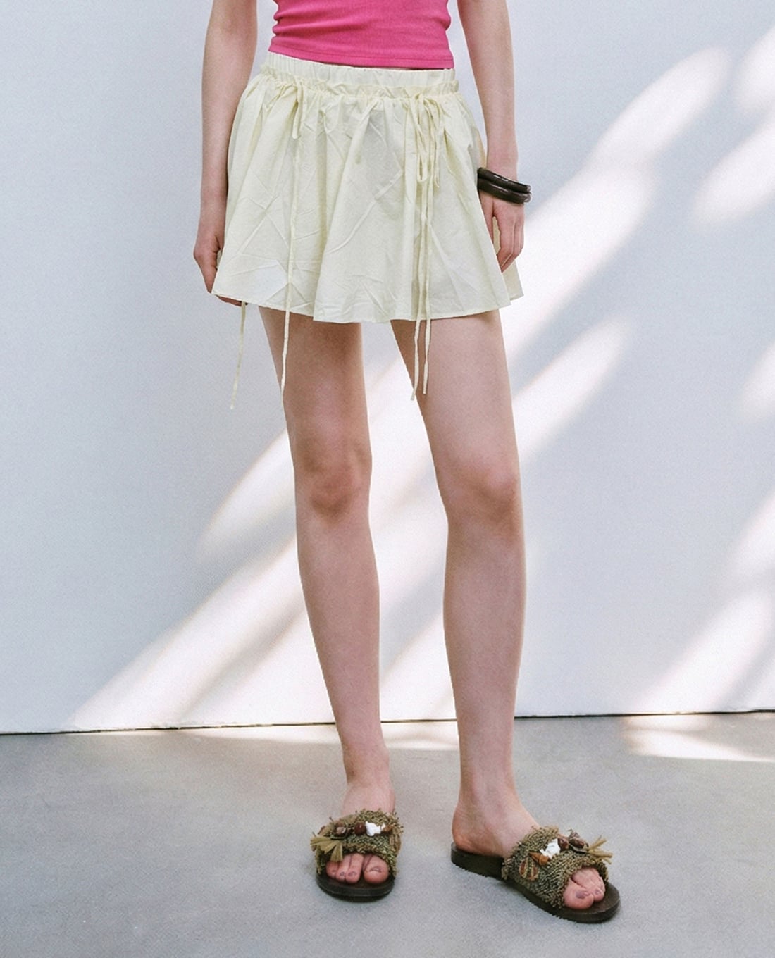 URBAN REVIVO - Chân váy chữ A mini dáng xòe dây rút