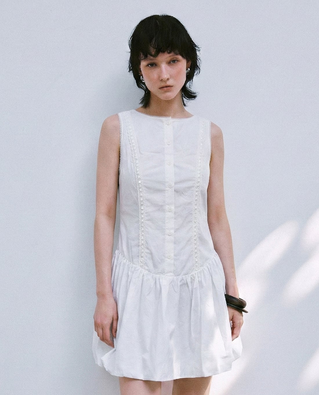 URBAN REVIVO - Đầm sát nách mini cổ tròn phối ren