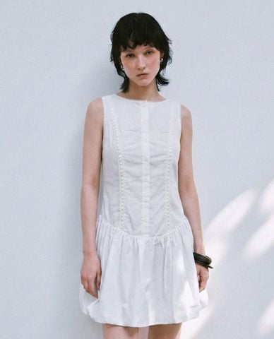  URBAN REVIVO - Đầm sát nách mini cổ tròn phối ren 